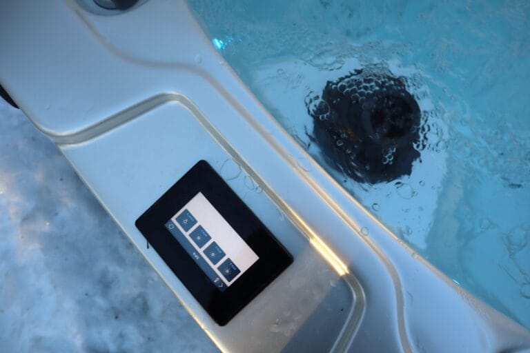 Energy-efficient outdoor hot tub – how to save electricity and reduce operating costs